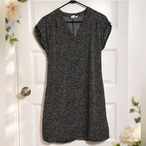 Gap Black White Polka Dot Shift Dress XS V-Neck Cap Sleeve Classic Preppy